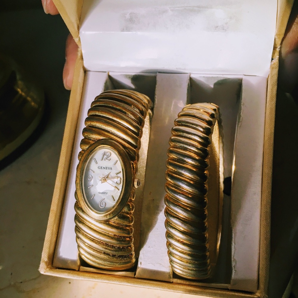 GENEVA CLASSY GOLD BANGLE WATCH & BRACELET - Picture 2 of 3